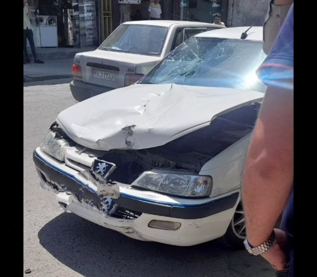تصادف پژو پارس و موتورسیکلت در خیابان شهید مطهری کردکوی