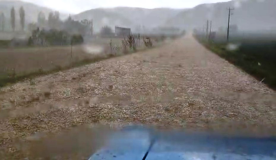 بارش سنگین تگرگ در روستای چمن ساور کردکوی
